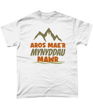 Load image into Gallery viewer, Aros mae'r mynyddau mawr - Crys-T