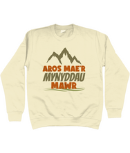 Load image into Gallery viewer, Aros mae'r mynyddau mawr - Crys Chwys