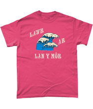 Load image into Gallery viewer, Lawr ar lan y môr - Crys-T