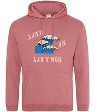 Load image into Gallery viewer, Lawr ar lan y môr - Hwdi