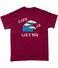 Load image into Gallery viewer, Lawr ar lan y môr - Crys-T
