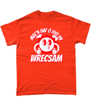 Load image into Gallery viewer, Mae'n haf o hyd yn Wrecsam - Crys-T