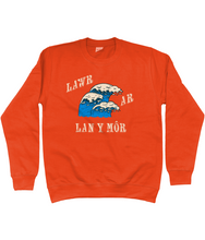Load image into Gallery viewer, Lawr ar lan y môr - Crys chwys