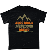 Load image into Gallery viewer, Aros mae'r mynyddau mawr - Crys-T