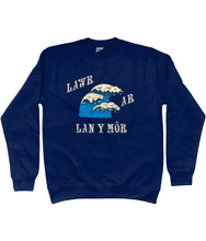 Load image into Gallery viewer, Lawr ar lan y môr - Crys chwys