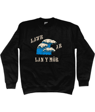 Load image into Gallery viewer, Lawr ar lan y môr - Crys chwys