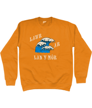 Load image into Gallery viewer, Lawr ar lan y môr - Crys chwys