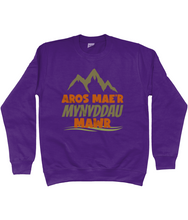 Load image into Gallery viewer, Aros mae'r mynyddau mawr - Crys Chwys