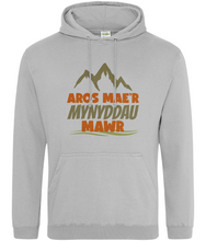 Load image into Gallery viewer, Aros mae’r mynyddau mawr - Hwdi