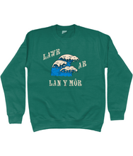 Load image into Gallery viewer, Lawr ar lan y môr - Crys chwys