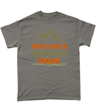 Load image into Gallery viewer, Aros mae'r mynyddau mawr - Crys-T