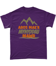 Load image into Gallery viewer, Aros mae'r mynyddau mawr - Crys-T