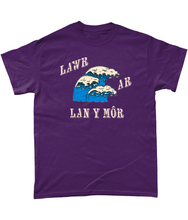 Load image into Gallery viewer, Lawr ar lan y môr - Crys-T
