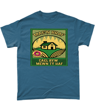 Load image into Gallery viewer, Mae'n braf cael byw mewn ty haf - Crys-T