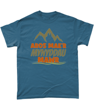 Load image into Gallery viewer, Aros mae'r mynyddau mawr - Crys-T