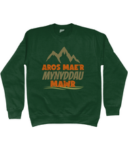 Load image into Gallery viewer, Aros mae'r mynyddau mawr - Crys Chwys