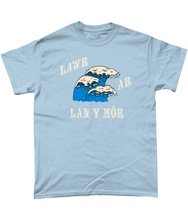 Load image into Gallery viewer, Lawr ar lan y môr - Crys-T