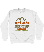 Load image into Gallery viewer, Aros mae'r mynyddau mawr - Crys Chwys