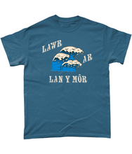 Load image into Gallery viewer, Lawr ar lan y môr - Crys-T
