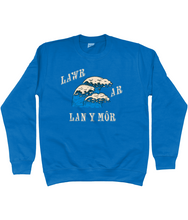 Load image into Gallery viewer, Lawr ar lan y môr - Crys chwys