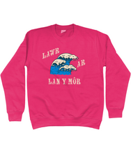 Load image into Gallery viewer, Lawr ar lan y môr - Crys chwys