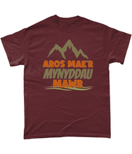 Load image into Gallery viewer, Aros mae'r mynyddau mawr - Crys-T