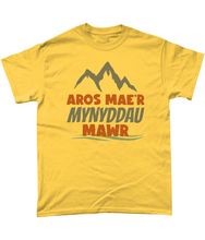 Load image into Gallery viewer, Aros mae'r mynyddau mawr - Crys-T