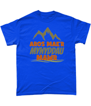 Load image into Gallery viewer, Aros mae'r mynyddau mawr - Crys-T