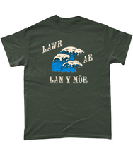 Load image into Gallery viewer, Lawr ar lan y môr - Crys-T