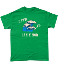 Load image into Gallery viewer, Lawr ar lan y môr - Crys-T