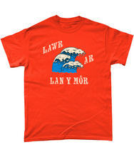 Load image into Gallery viewer, Lawr ar lan y môr - Crys-T