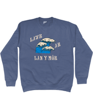 Load image into Gallery viewer, Lawr ar lan y môr - Crys chwys