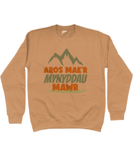 Load image into Gallery viewer, Aros mae'r mynyddau mawr - Crys Chwys