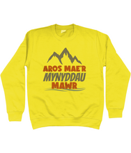 Load image into Gallery viewer, Aros mae'r mynyddau mawr - Crys Chwys