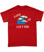 Load image into Gallery viewer, Lawr ar lan y môr - Crys-T
