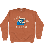 Load image into Gallery viewer, Lawr ar lan y môr - Crys chwys