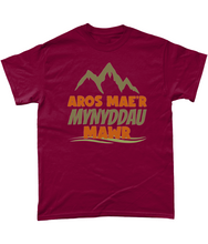 Load image into Gallery viewer, Aros mae'r mynyddau mawr - Crys-T