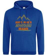 Load image into Gallery viewer, Aros mae’r mynyddau mawr - Hwdi