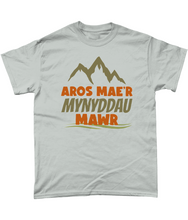 Load image into Gallery viewer, Aros mae'r mynyddau mawr - Crys-T
