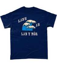 Load image into Gallery viewer, Lawr ar lan y môr - Crys-T