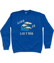 Load image into Gallery viewer, Lawr ar lan y môr - Crys chwys