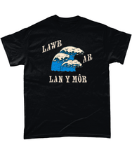 Load image into Gallery viewer, Lawr ar lan y môr - Crys-T