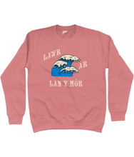 Load image into Gallery viewer, Lawr ar lan y môr - Crys chwys