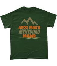 Load image into Gallery viewer, Aros mae'r mynyddau mawr - Crys-T