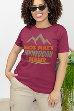 Load image into Gallery viewer, Aros mae'r mynyddau mawr - Crys-T