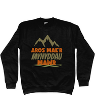 Load image into Gallery viewer, Aros mae'r mynyddau mawr - Crys Chwys