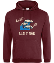 Load image into Gallery viewer, Lawr ar lan y môr - Hwdi
