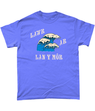 Load image into Gallery viewer, Lawr ar lan y môr - Crys-T