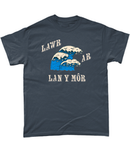 Load image into Gallery viewer, Lawr ar lan y môr - Crys-T