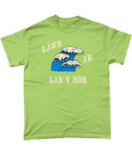 Load image into Gallery viewer, Lawr ar lan y môr - Crys-T